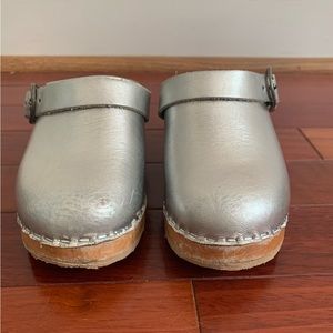 Hanna Andersson Clog, Silver, Size 27, US size 10